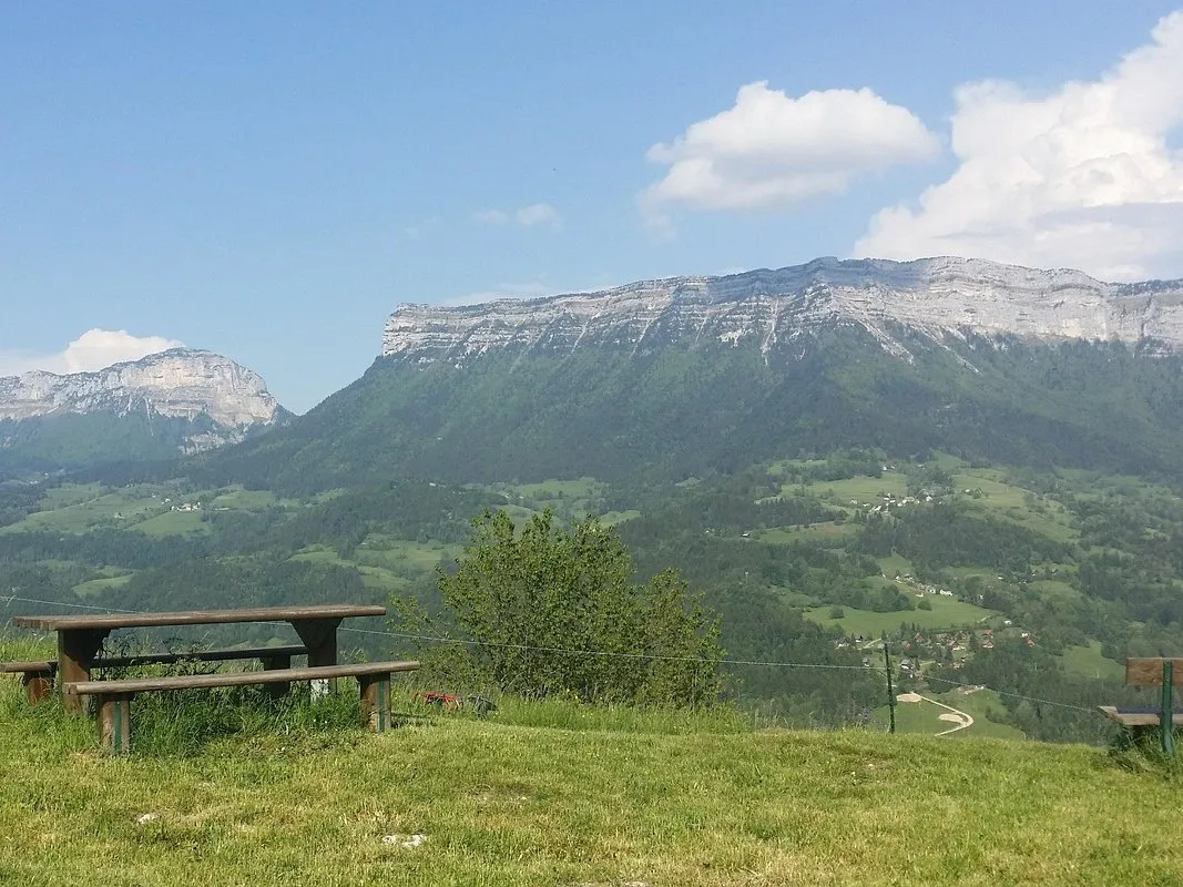Prairie et falaises du massif de la Chartreuse